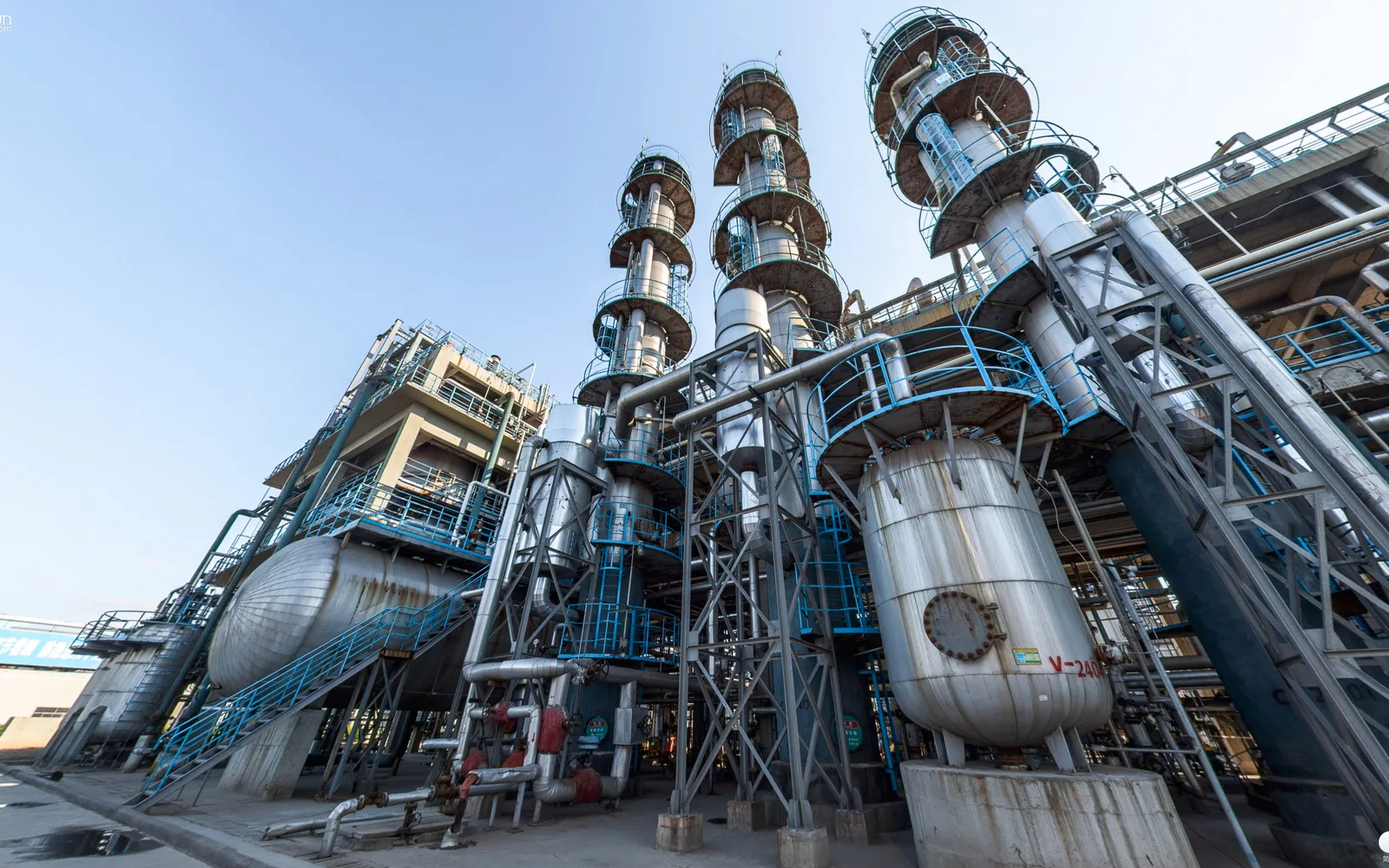Production line overview with coating production vessels and access platforms