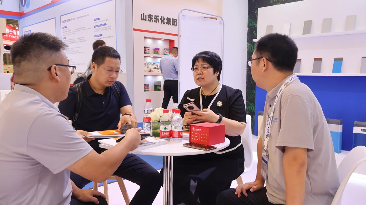 Buyers and company representatives discussing a project at the SINGAL PAINT stand