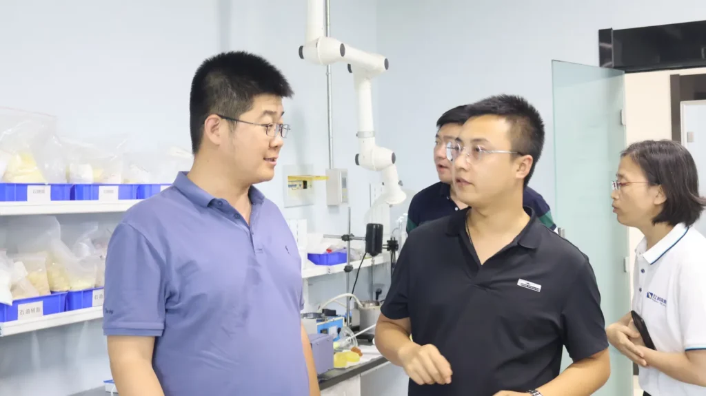 Technical discussion during a laboratory visit